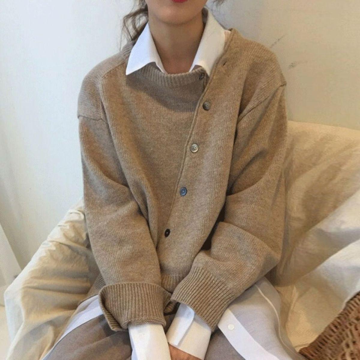 Dame cardigan med asymmetrisk knaplukning | Blød og moderne strik