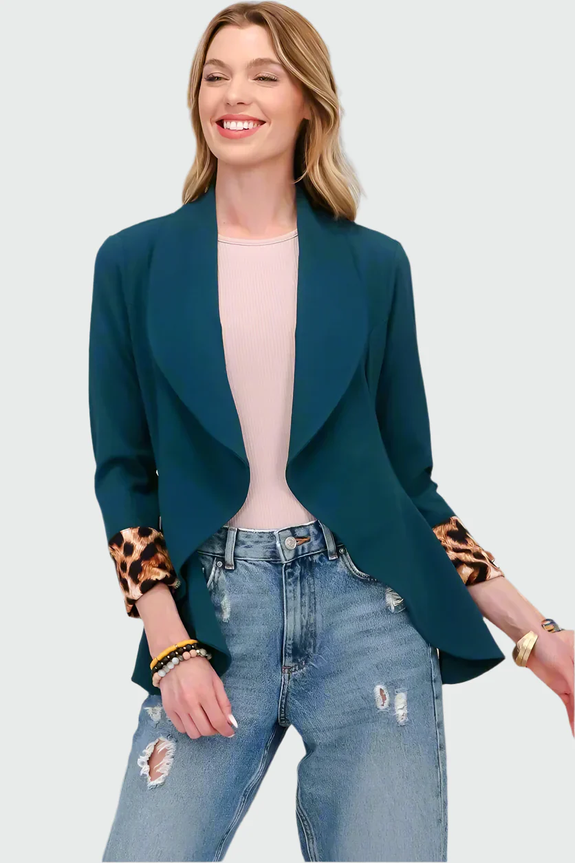 Elegant leopardmønstret blazer med åben front og opsmøgede ærmer
