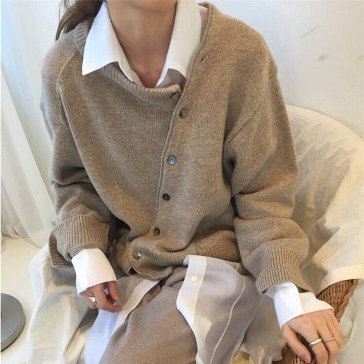 Dame cardigan med asymmetrisk knaplukning | Blød og moderne strik