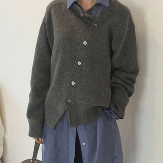 Dame cardigan med asymmetrisk knaplukning | Blød og moderne strik