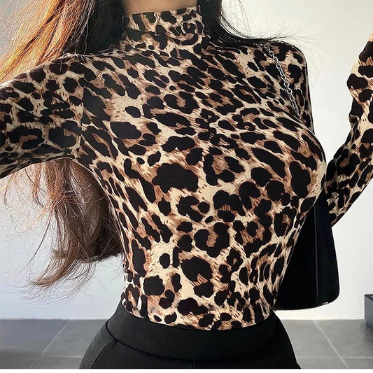 Langærmet tætsiddende top til kvinder | Leopardprint og høj hals | Elegant slim fit design