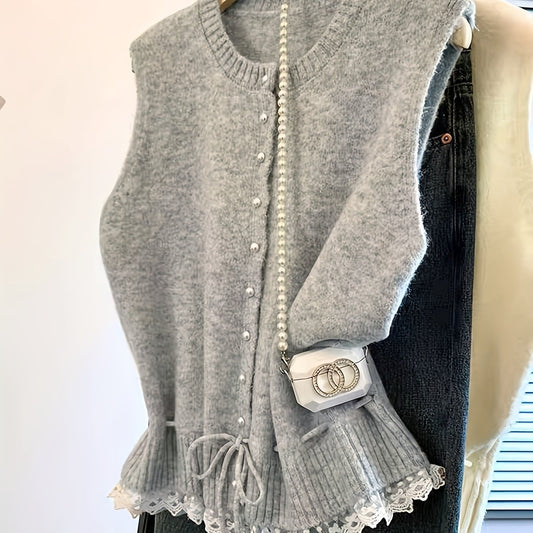 Elegant ærmeløs strikvest med rund hals, knapper og blondedetaljer til kvinder