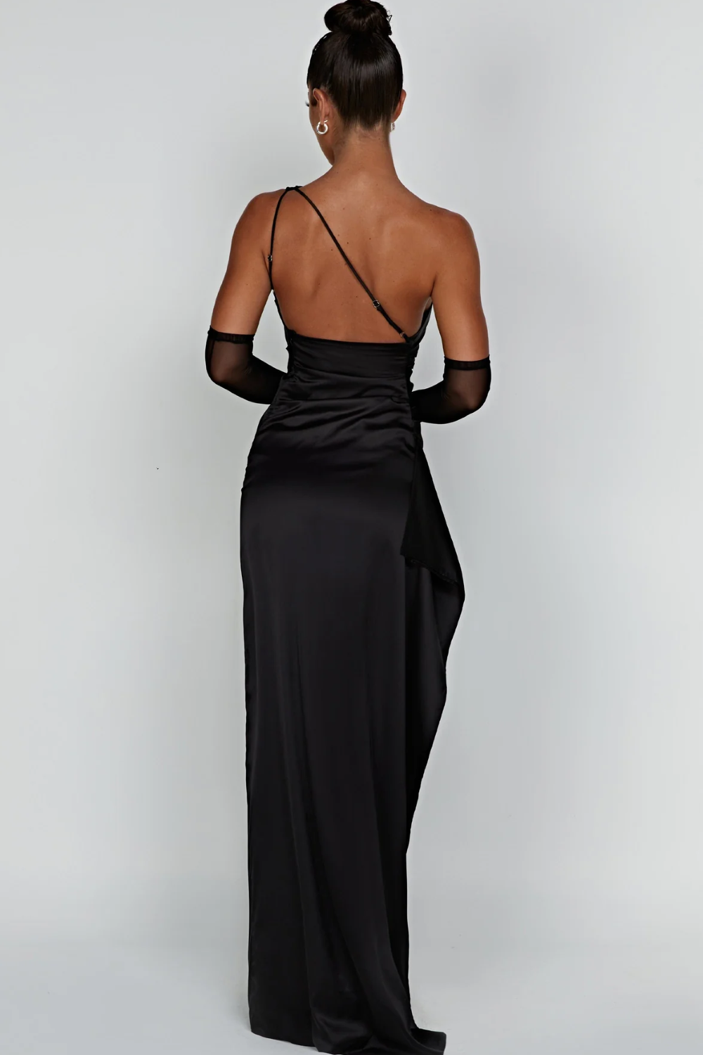 Kvindes maxikjole med asymmetrisk snit | Elegant one-shoulder design i glansfuld stof