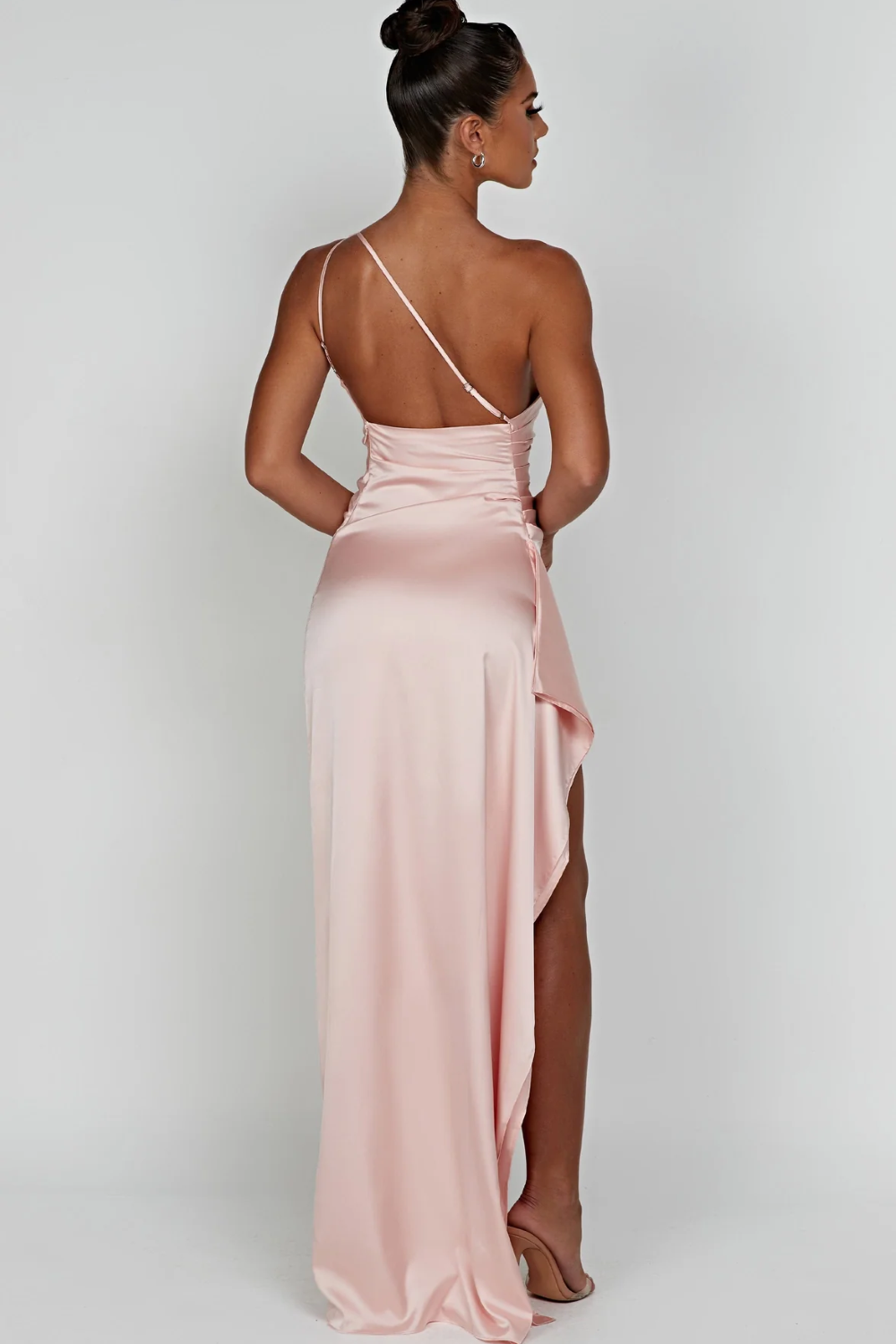 Kvindes maxikjole med asymmetrisk snit | Elegant one-shoulder design i glansfuld stof