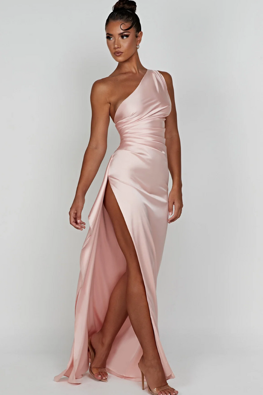 Kvindes maxikjole med asymmetrisk snit | Elegant one-shoulder design i glansfuld stof