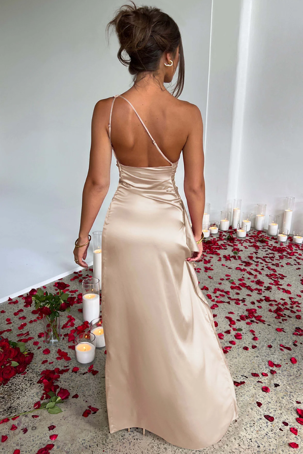 Kvindes maxikjole med asymmetrisk snit | Elegant one-shoulder design i glansfuld stof