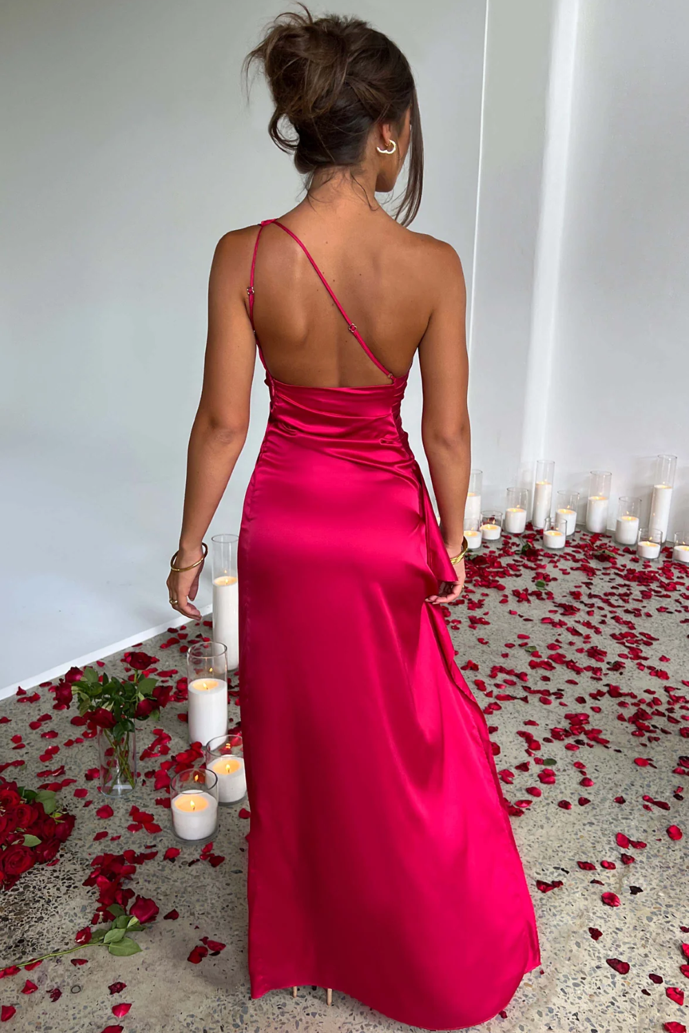 Kvindes maxikjole med asymmetrisk snit | Elegant one-shoulder design i glansfuld stof