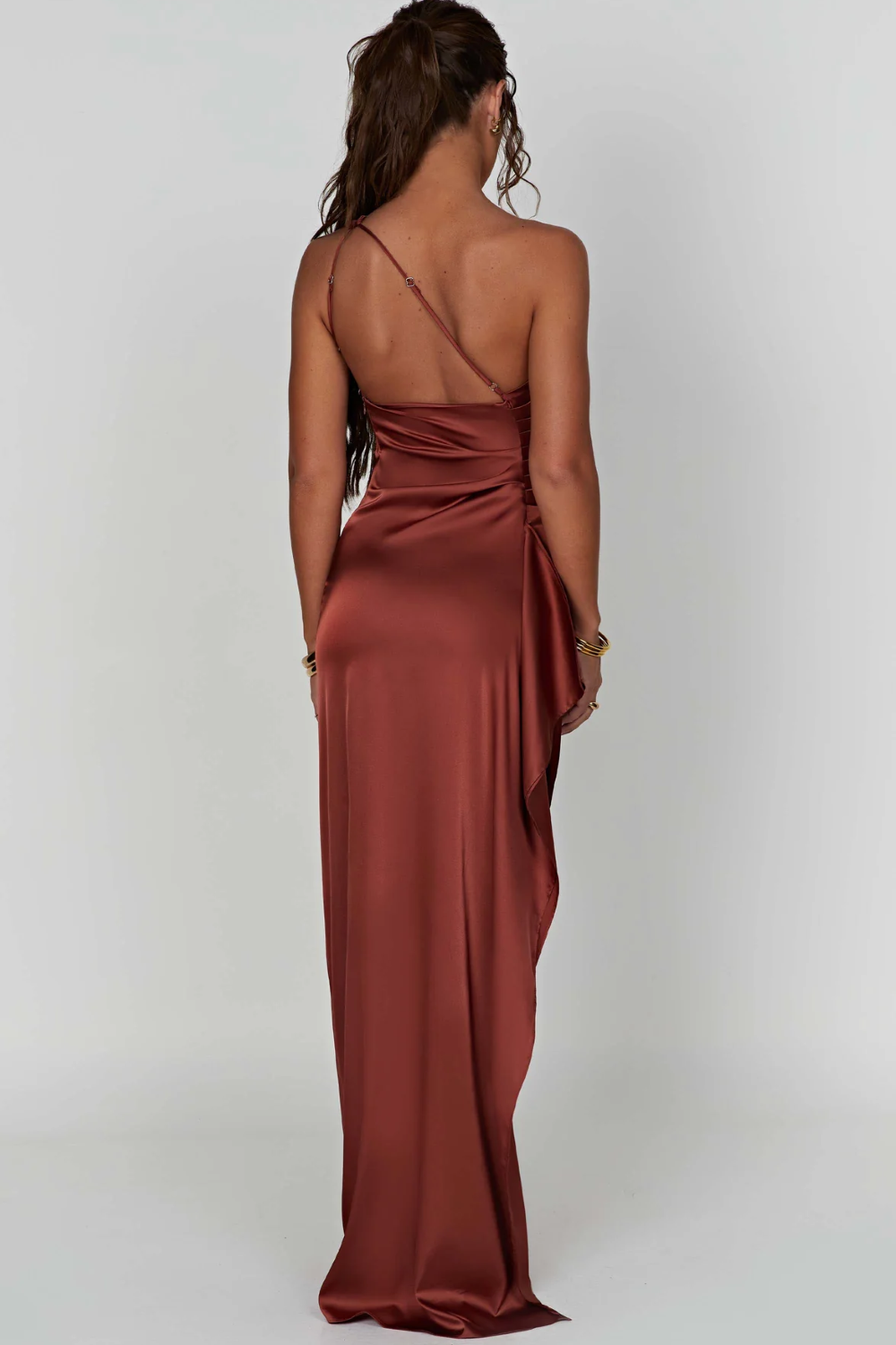 Kvindes maxikjole med asymmetrisk snit | Elegant one-shoulder design i glansfuld stof