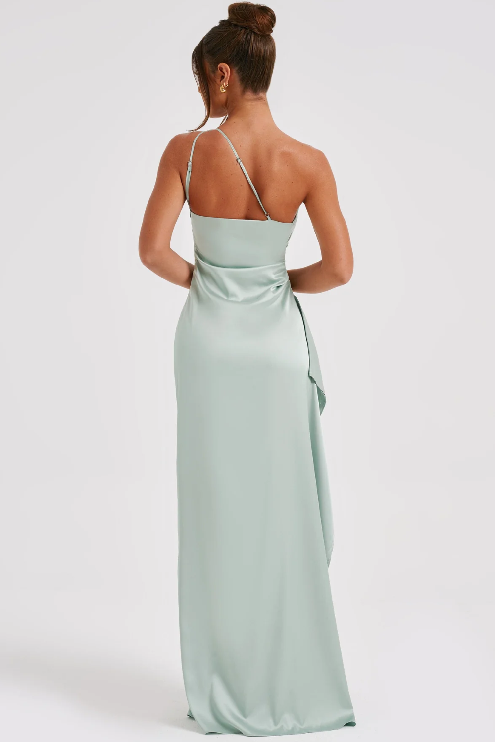 Kvindes maxikjole med asymmetrisk snit | Elegant one-shoulder design i glansfuld stof