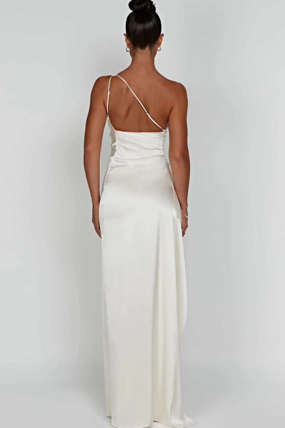 Kvindes maxikjole med asymmetrisk snit | Elegant one-shoulder design i glansfuld stof