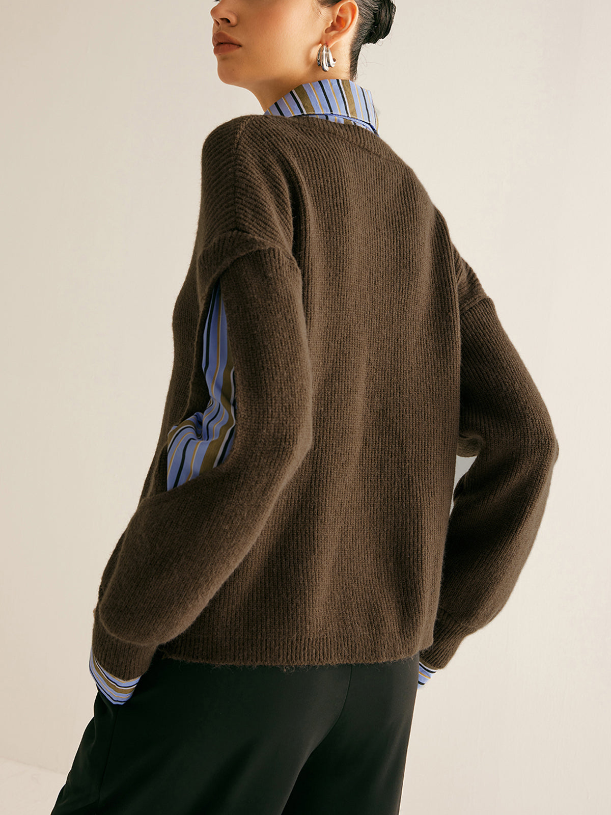 Dame ribstrikket 2-i-1 sweater med cutout-detalje | Blød og elegant pasform