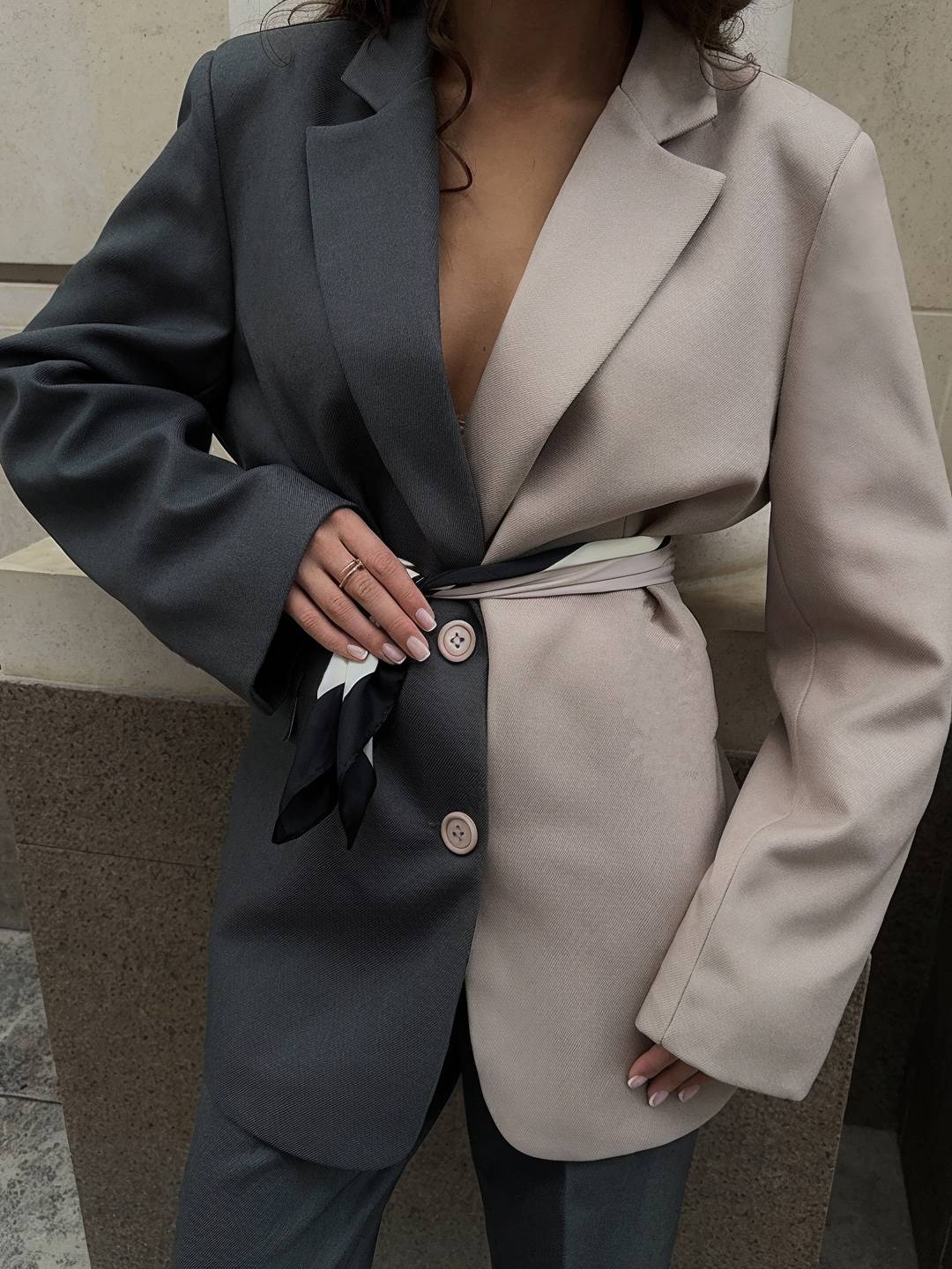 Elegant to-delt blazersæt med revers og tidløst vintage-inspireret design