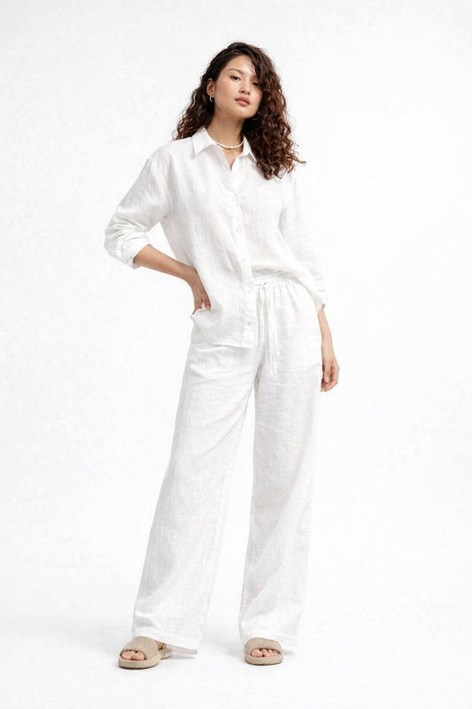 Afslappet todelt sæt i bomuld med skjorte og løstsiddende bukser