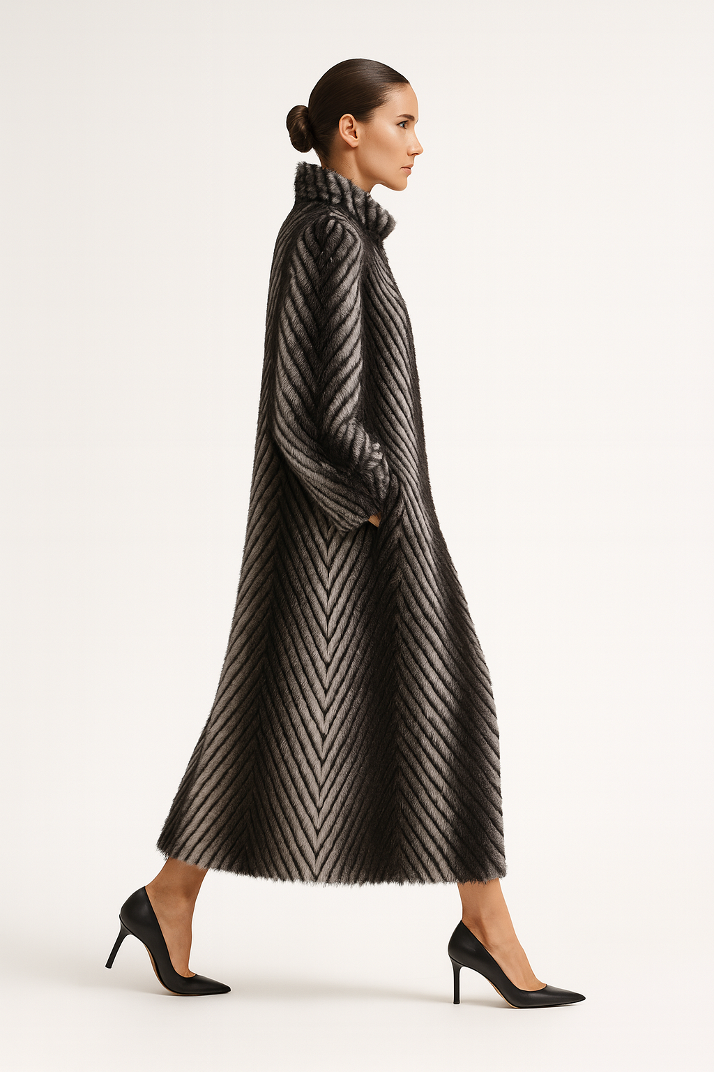 Lang damefrakke i imitation mink | Ståkrave | Elegant gradueret design