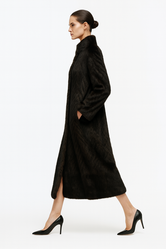 Lang damefrakke i imitation mink | Ståkrave | Elegant gradueret design