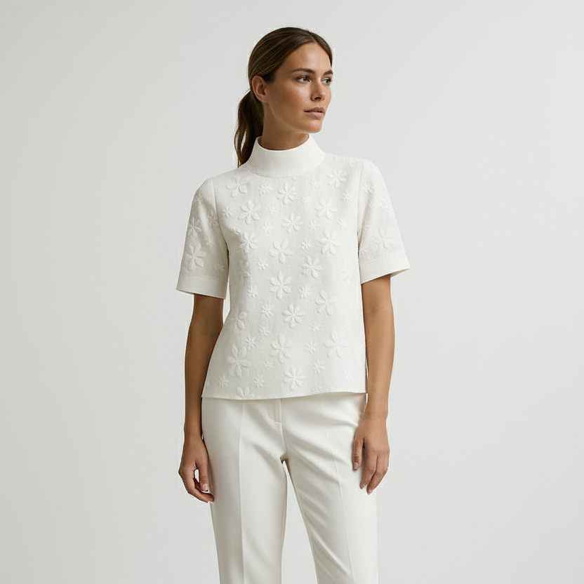 Elegant Damebluse med Broderi | Kortærmet Bluse med Ståkrave | Let og Feminin til Hverdag og Kontor