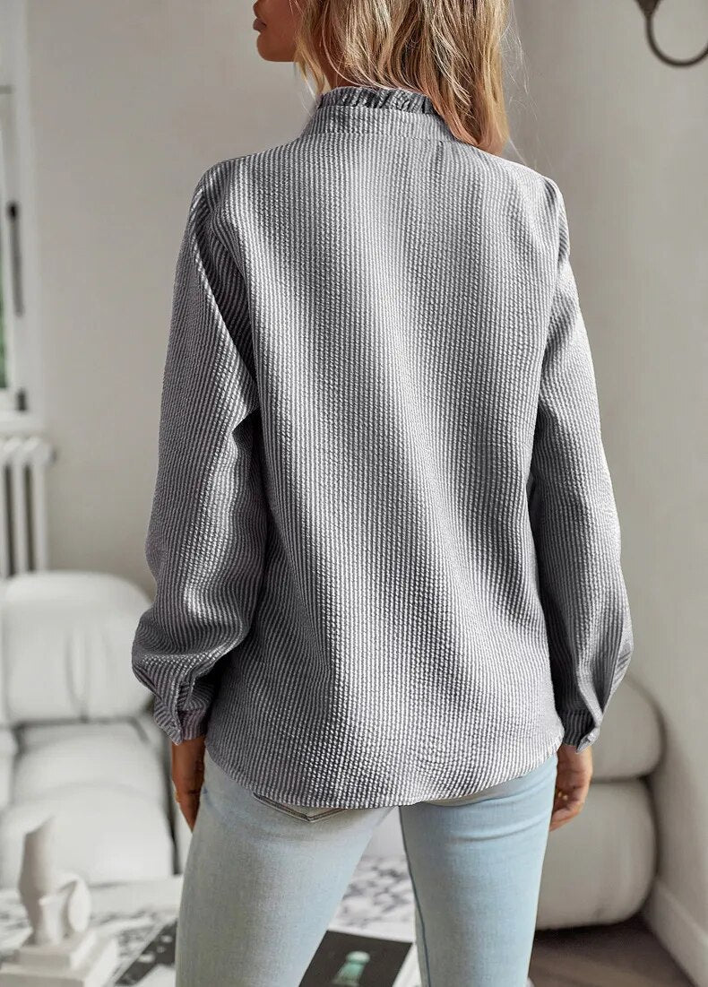 Kvinders Bluse med Flæsedetaljer | Klassisk Snit | Elegant og Let til Forår og Efterår