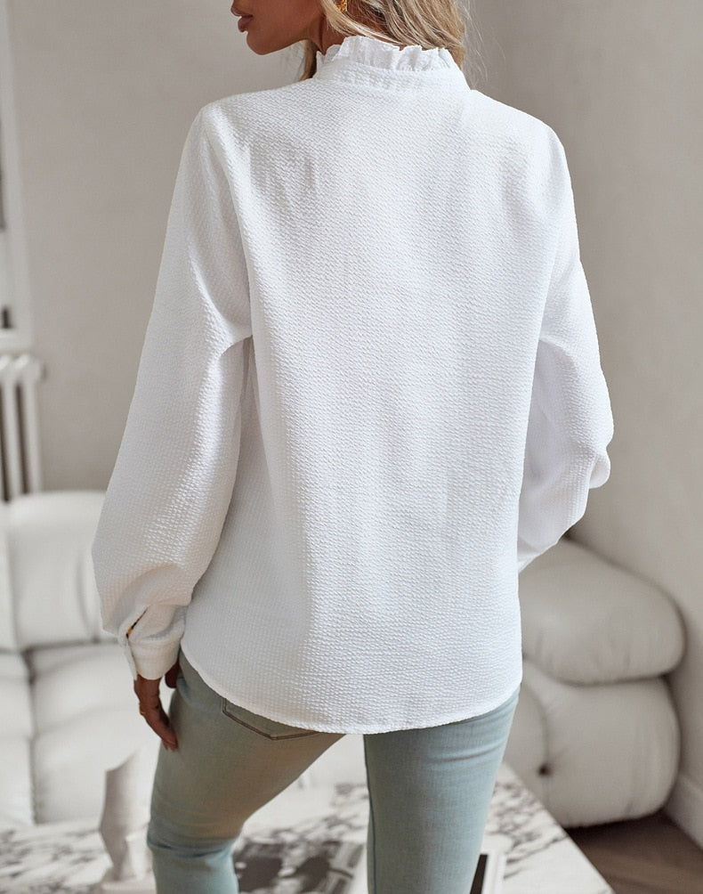 Kvinders Bluse med Flæsedetaljer | Klassisk Snit | Elegant og Let til Forår og Efterår