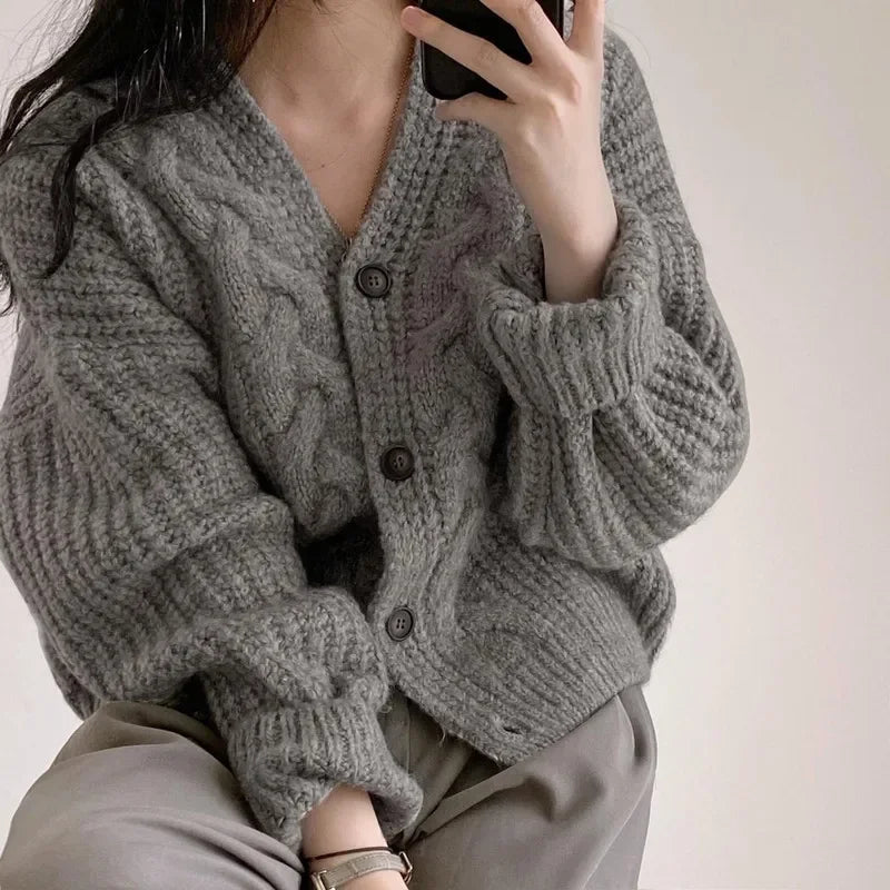 Kvinders Strikket Cardigan med V-udskæring | Løs Pasform | Varm og Elegant til Efterår og Vinter