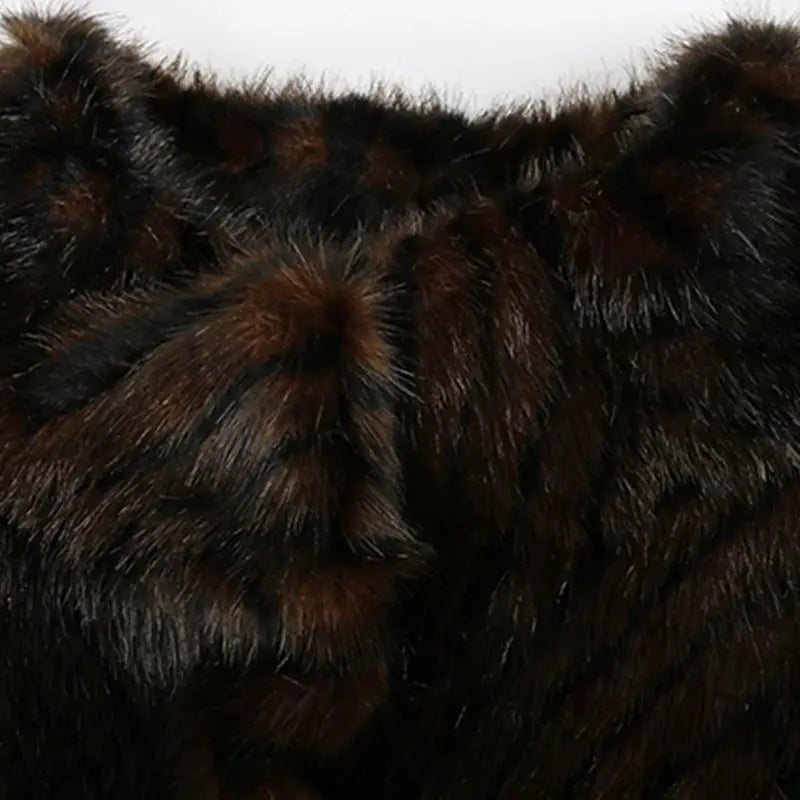 Lang damefrakke i imitation mink | Ståkrave | Elegant gradueret design