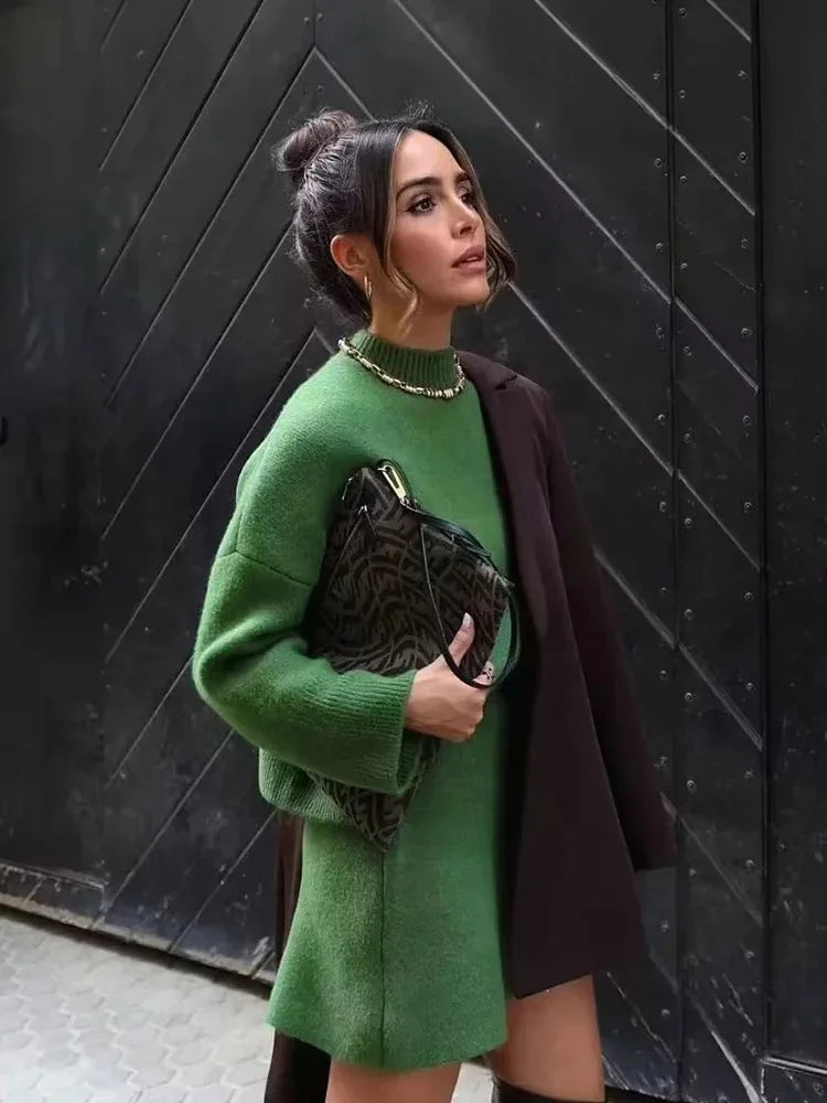 Dame sæt med sweater og nederdel | Blød finstrik | Elegant og tidløs stil