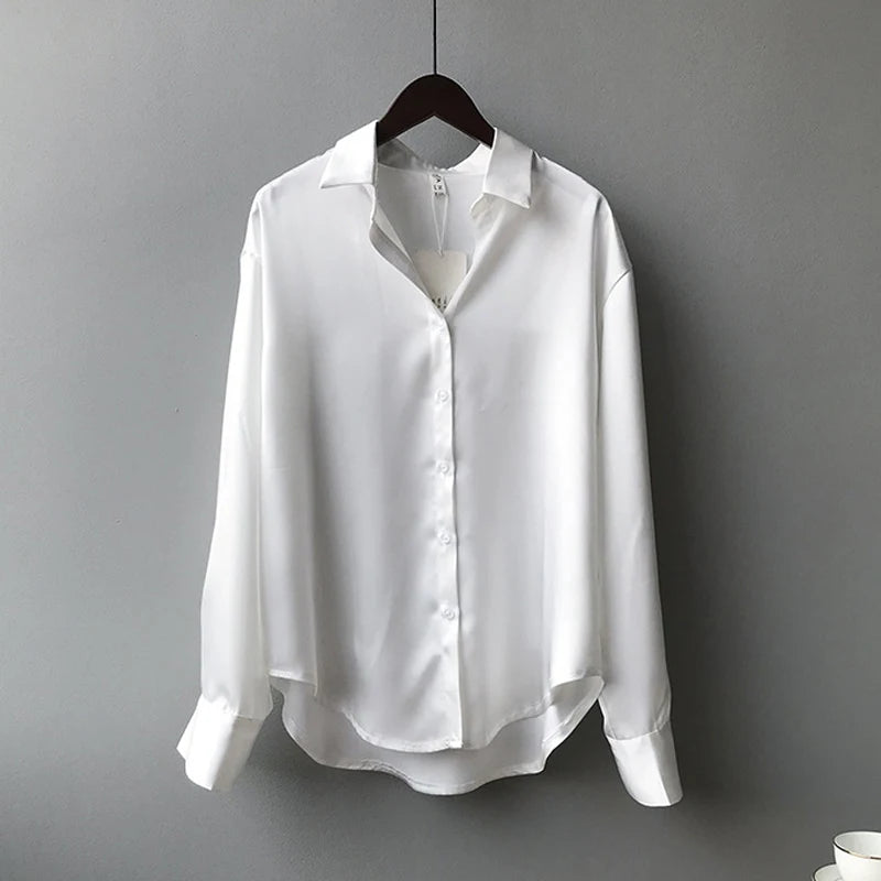 Kvinders Satin Skjorte med Knaplukning | Løs Pasform | Elegant Bluse til Forår og Efterår