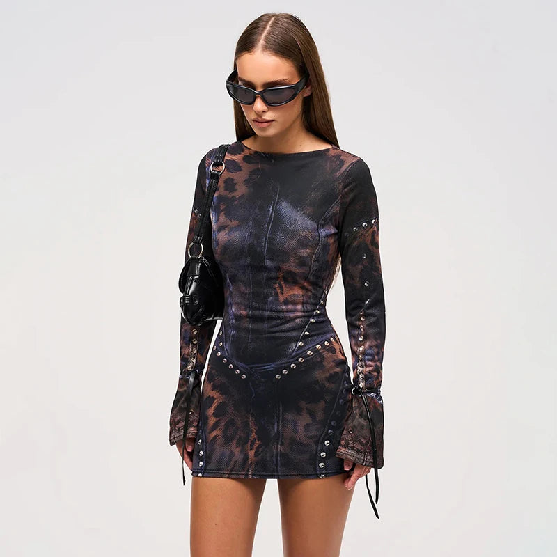 Dame kort kjole med leopardprint og trompetærmer | Figursyet Y2K-inspireret design
