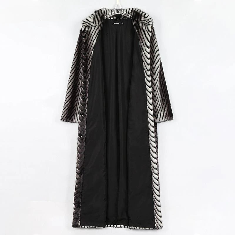 Lang damefrakke i imitation mink | Ståkrave | Elegant gradueret design