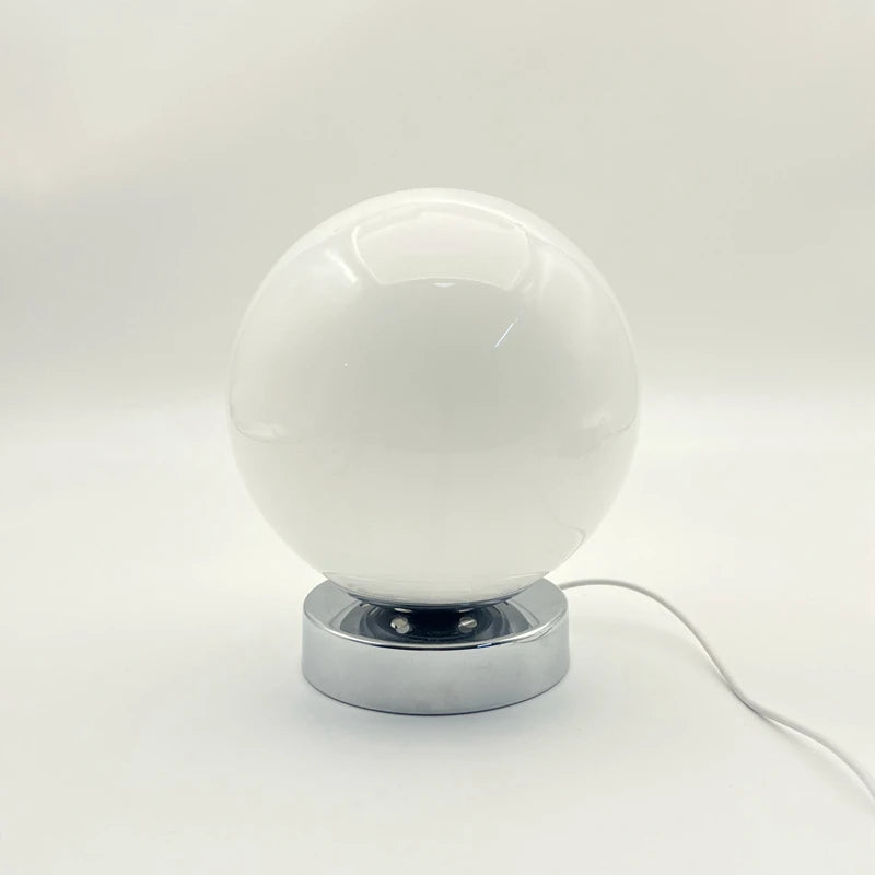 Minimalistisk Bordlampe med Rund Glaskugle | Dæmpbart LED-lys til Stuen eller Natbord