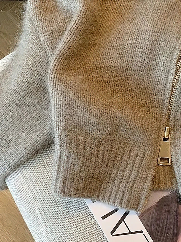 Kvinders Kort Strikcardigan med Lynlås og Læderkrave | Blød Struktur | Elegant og Moderne til Efterår og Vinter