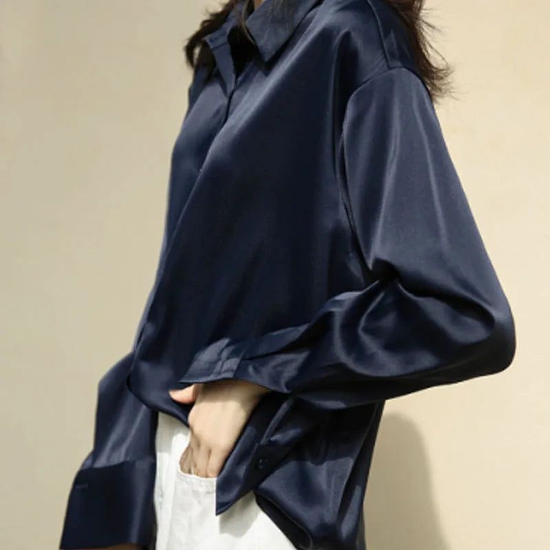 Kvinders Satin Skjorte med Knaplukning | Løs Pasform | Elegant Bluse til Forår og Efterår