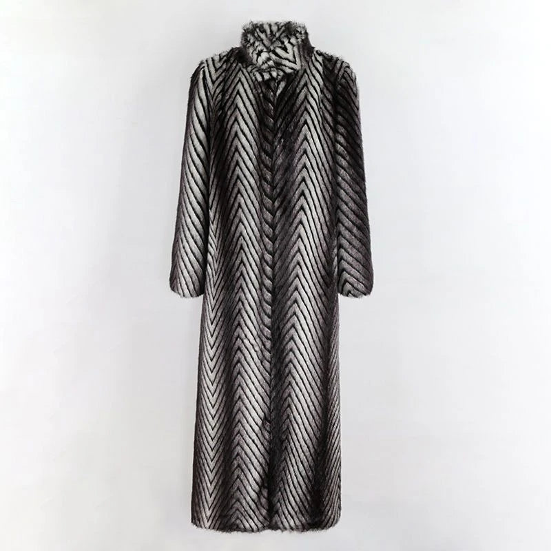 Lang damefrakke i imitation mink | Ståkrave | Elegant gradueret design