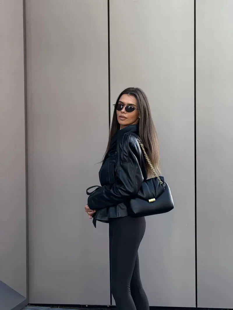 Damejakke i imiteret læder | Bælte i taljen | Kort trenchcoat i moderne stil