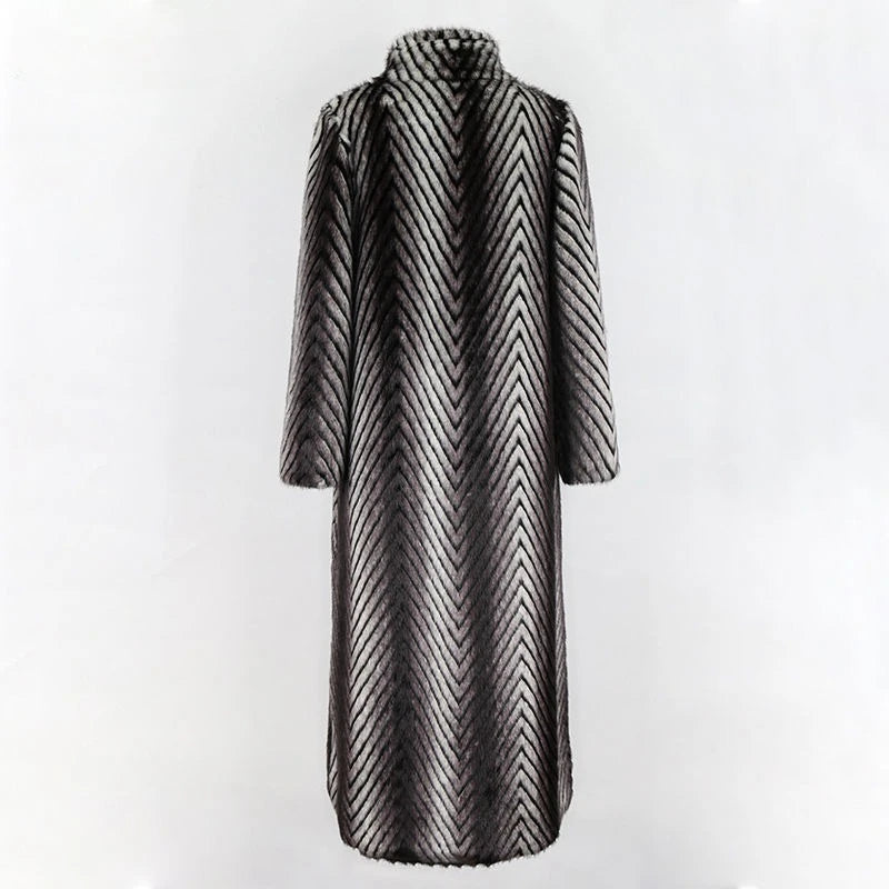 Lang damefrakke i imitation mink | Ståkrave | Elegant gradueret design