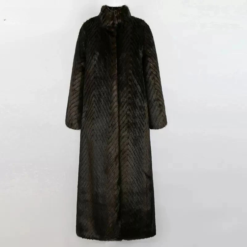Lang damefrakke i imitation mink | Ståkrave | Elegant gradueret design
