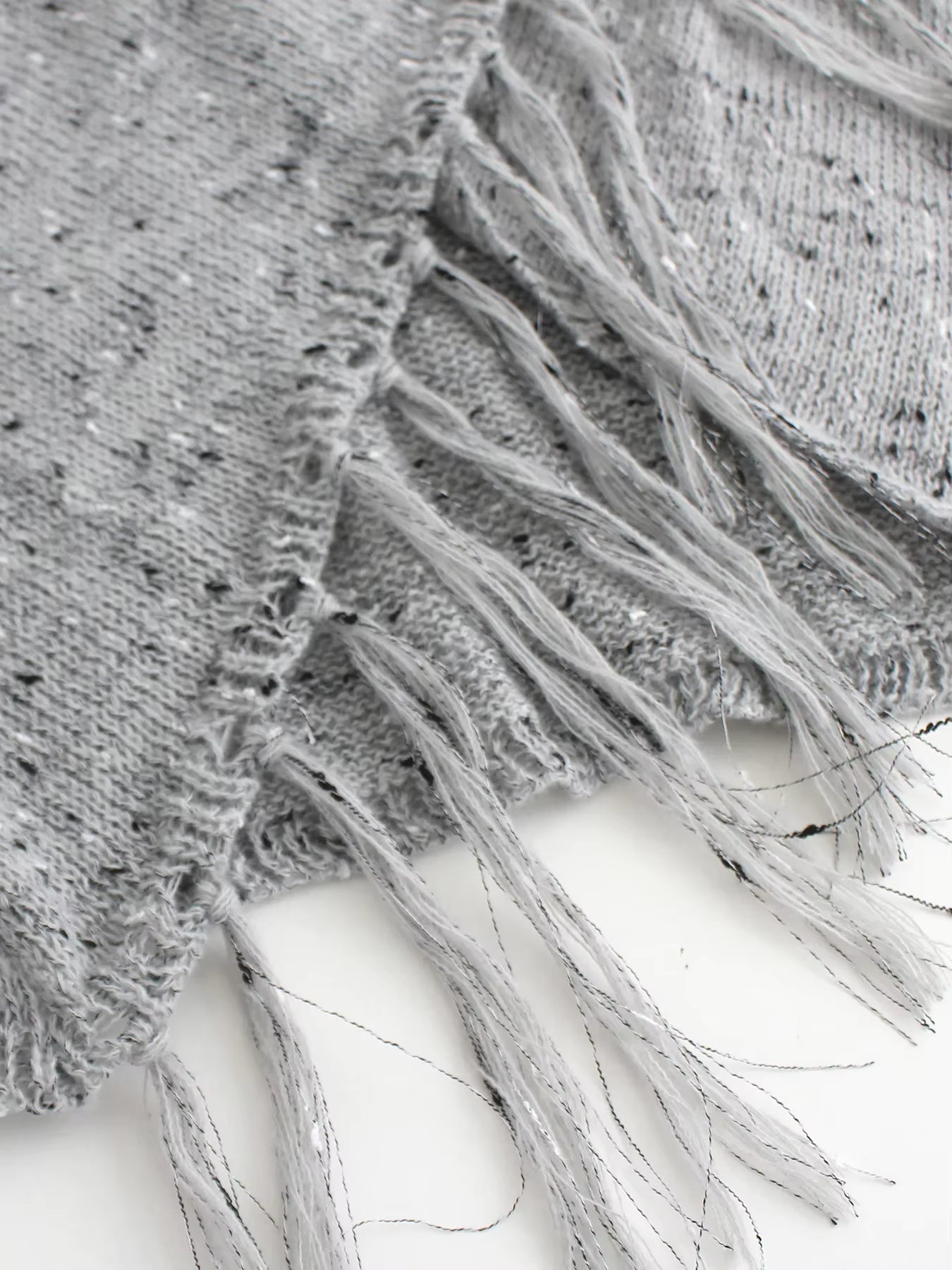 Sjal med draperet halsudskæring og frynser og kvaster