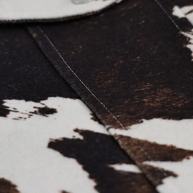 Kort jakke til kvinder | Trendy cow-print design | Langærmet og struktureret pasform