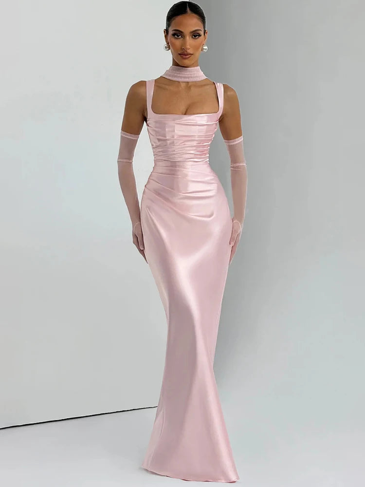 Satin maxi kjole med halterneck og snøredetalje | Elegant og sofistikeret silhuet