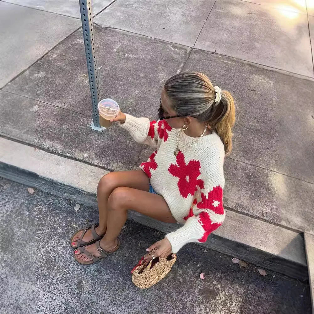 Kvinders Striktrøje med Blomsterdetaljer | Rund Hals | Blød og Hyggelig til Forår og Efterår