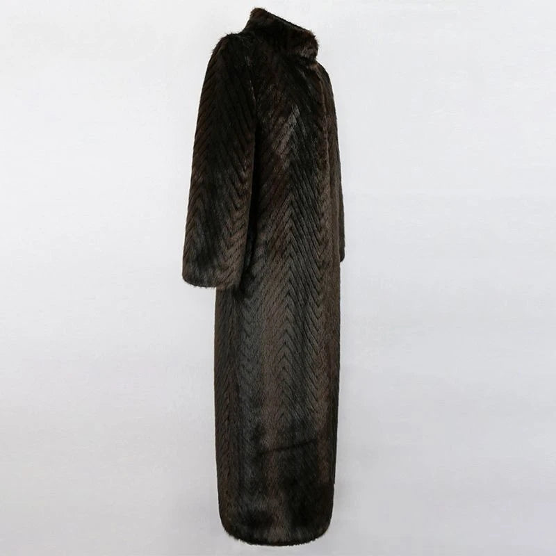 Lang damefrakke i imitation mink | Ståkrave | Elegant gradueret design