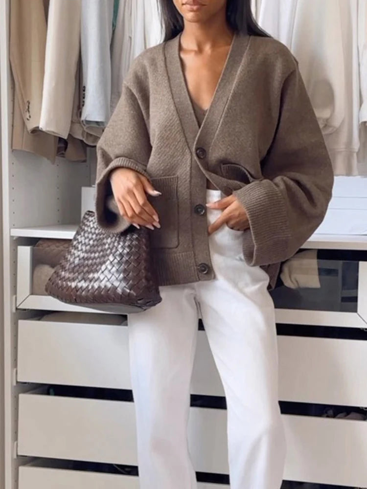 Kvinders Strikket Cardigan med V-udskæring | Elegant og Tidløs | Perfekt til Efterår og Vinter