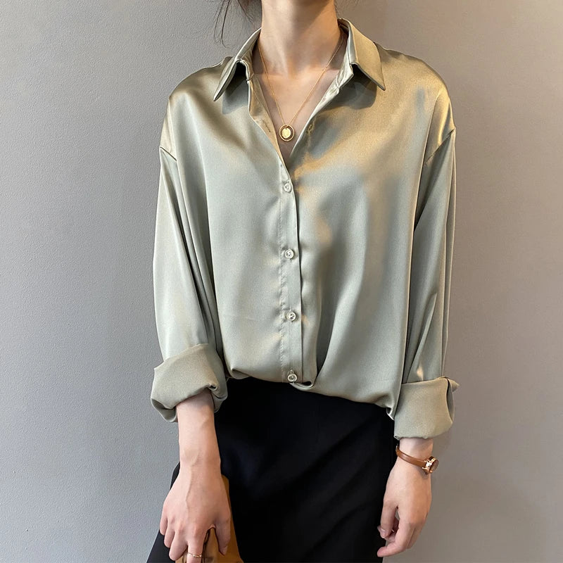Kvinders Satin Skjorte med Knaplukning | Løs Pasform | Elegant Bluse til Forår og Efterår