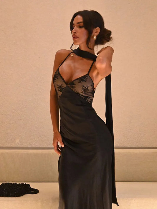 Elegant Lang Kjole Med Blondeudskæringer Og Åben Ryg