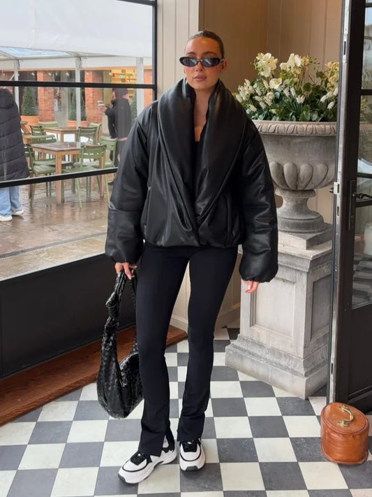 Elegant Kort Faux Leather Bomberjakke Med Voluminøs Krave