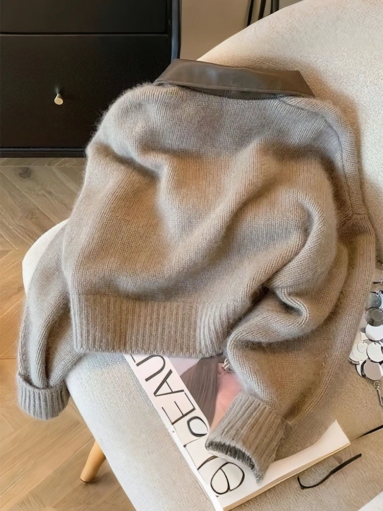 Kvinders Kort Strikcardigan med Lynlås og Læderkrave | Blød Struktur | Elegant og Moderne til Efterår og Vinter