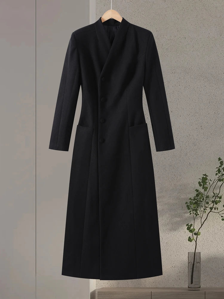 Elegant Lang Uldinspireret Frakke Med Skulderpuder Og Diagonal Knappelukning