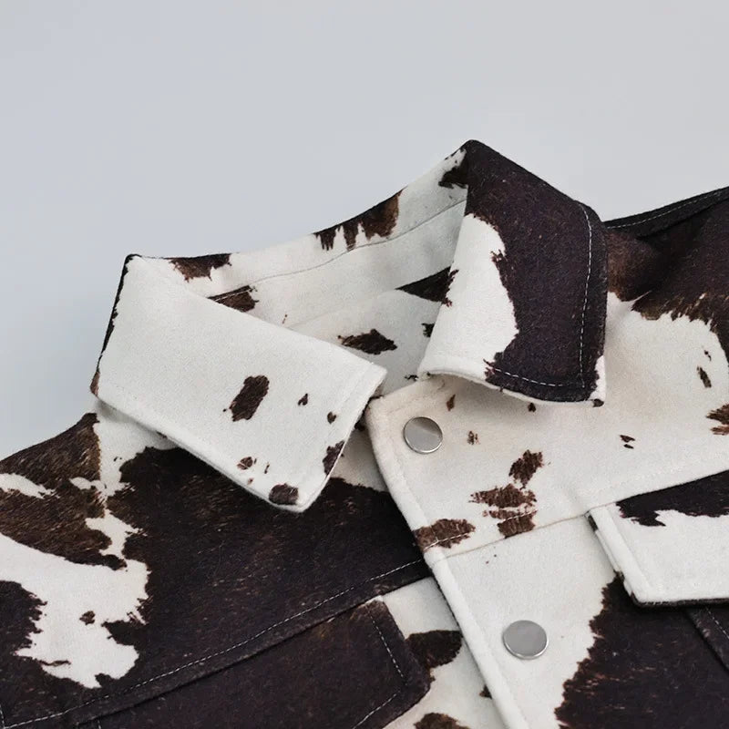 Kort jakke til kvinder | Trendy cow-print design | Langærmet og struktureret pasform
