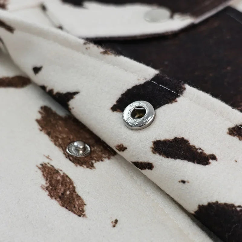 Kort jakke til kvinder | Trendy cow-print design | Langærmet og struktureret pasform