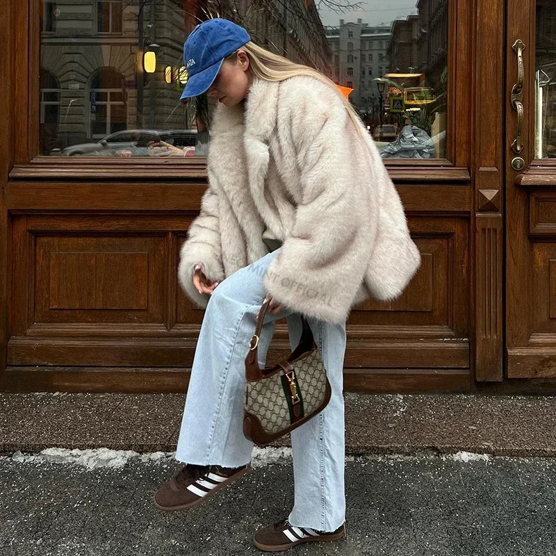 Kvinders Oversized Pelsjakke i Imitationspels | Tykt Design | Elegant og Varm til Vinter