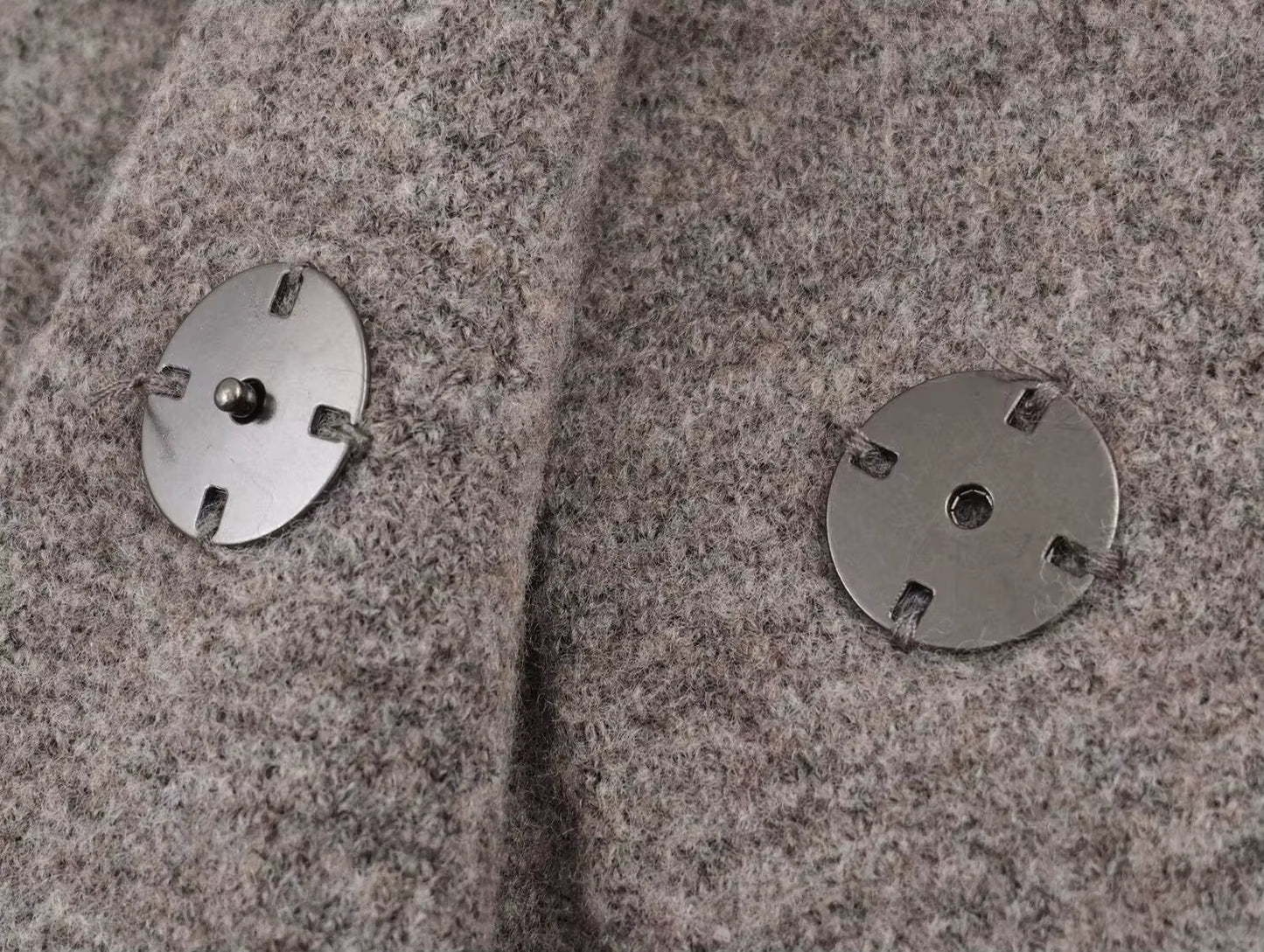 Strikket todelt sæt til kvinder | Kort jakke | Svajet nederdel i minimalistisk design